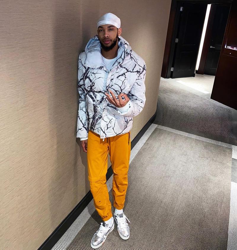 (见下图) 另外,英格拉姆还贴出了一张个人的"迷之角度"自拍照.