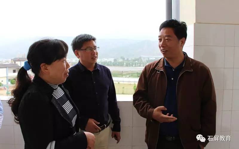 绿春县平河镇中心小学陈生秀校长一行11人,在石屏县教育局龙发堂副