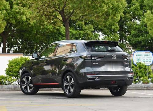 回顾外观,全新一代cs55plus采用了长安品牌最新的家族式设计风格