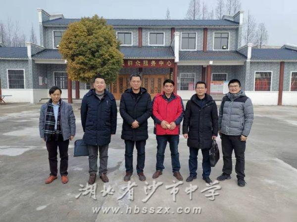 领导和中层干部一行19人前往监利县龚场镇五星村开展了走访慰问活动