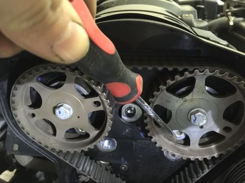 1,正时皮带外罩拆下,看一下凸轮轴正时标记对正的位置,缸头上两个轮都