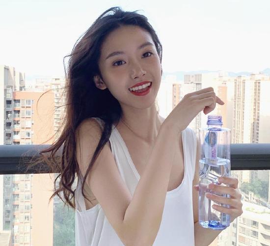 曾经的贴吧剪刀手女神,背后竟藏着不为人知的悲伤故事