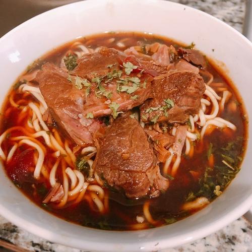 浓稠稠的优格乳做的私房红烧牛肉面