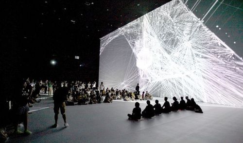 新闻发布会上,今日美术馆馆长高鹏,小米联合创始人黎万强,国际策展人