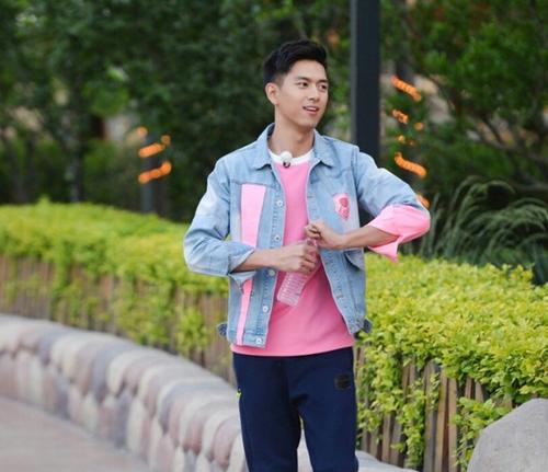 宅家李现孝心满满,妇女节陪父母开心逛商场,圆润脸庞分外可爱
