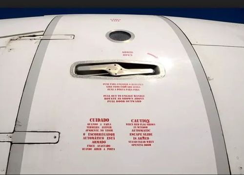 波音飞机舱门的锁定不用大家担心,当舱门拉到和飞机平行时,门会被阵风