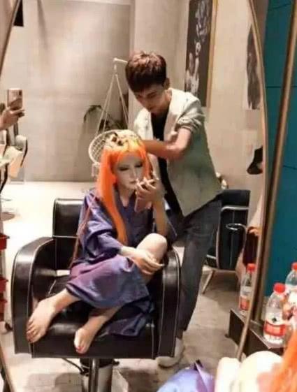 迪丽拉做头发,无聊自拍脚不慎入画,网友:她的脚最少42