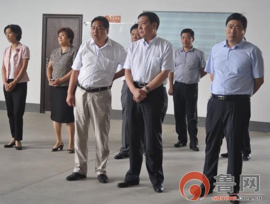 图为县委书记,县人大常委会主任刘纪民(右二),县长刘连栋(右一)等