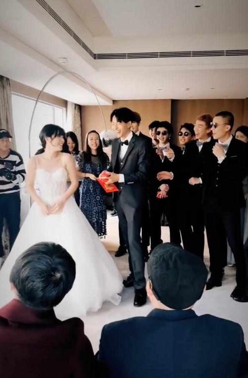 左立结婚现场曝光,华晨宇抢红包吃个不停,白举纲被恶搞扮财神爷