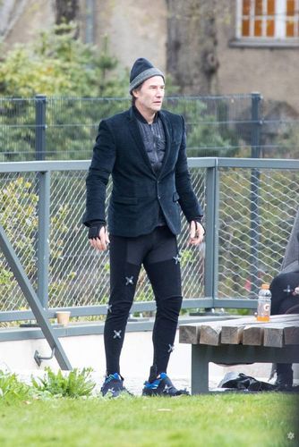 岁月不饶人56岁基努里维斯已经老成这样了弯腰驼背似老头