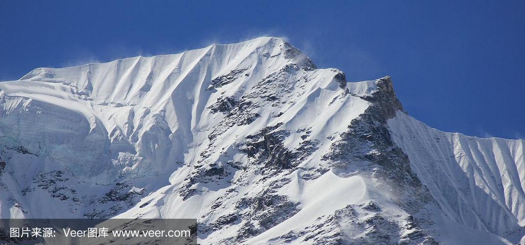 尼泊尔琅塘山脉的顶峰.