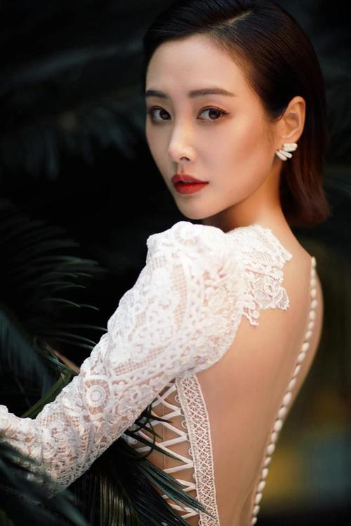 李纯一身高开叉长裙勾勒高挑身材