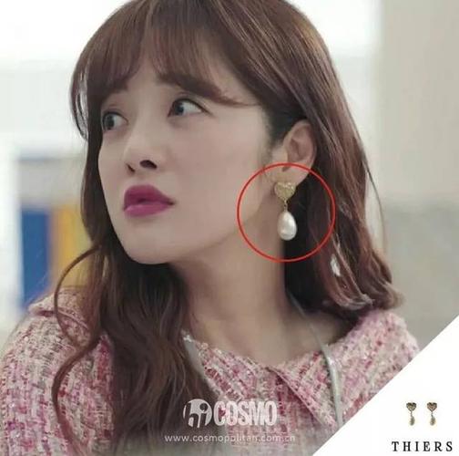 这套休闲装,奉科长搭配了一副亚克力圈圈耳环简单时髦.