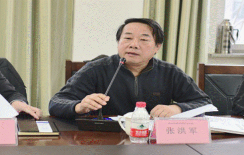 图为论坛主持人张洪军