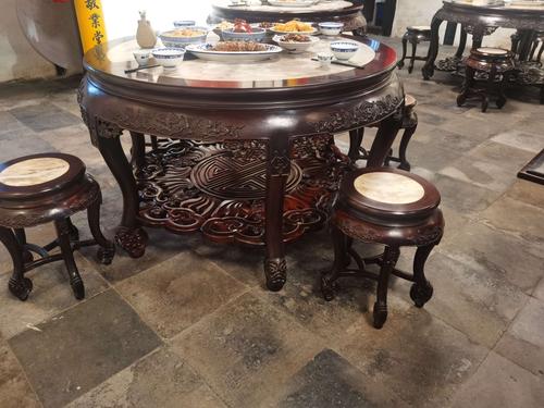 这是古代饭桌,看见亮点了吗?