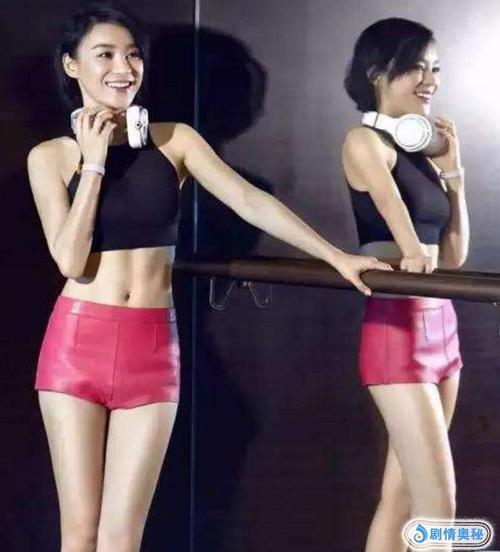 袁姗姗穿超短裤,为了显腿长拼命往上提,摄像师:看着迷