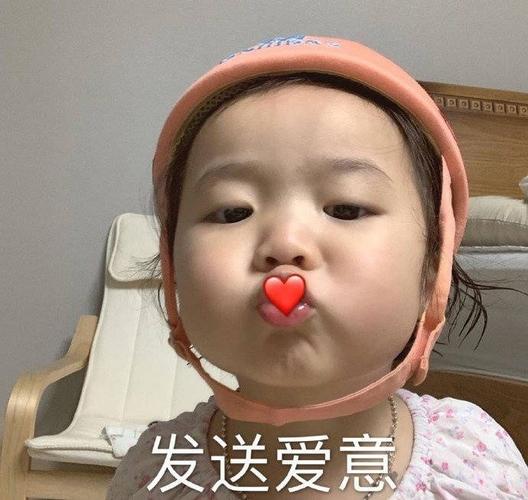 可爱小女孩表情包:美女的凝视