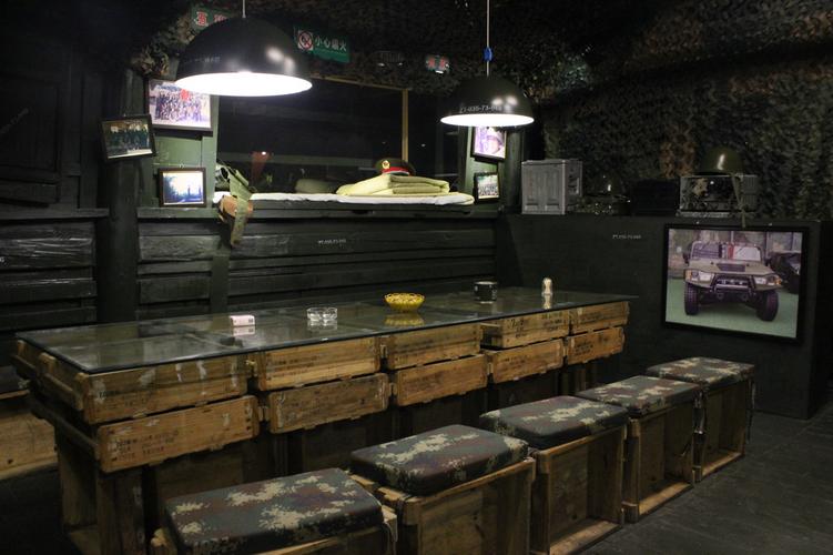 在巍山,我可以去军旅主题的老兵酒吧喝上几瓶啤酒吃点军用食品和老板