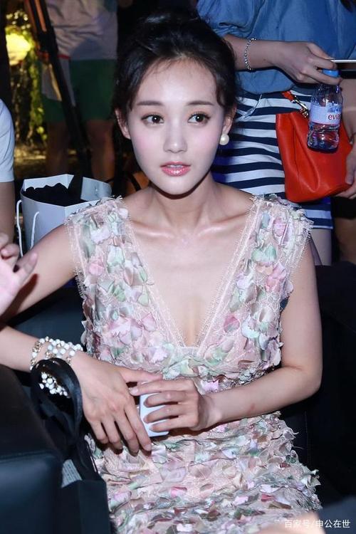 花裙美女李一桐,美目盼兮巧笑倩兮,很有古典美人的风韵
