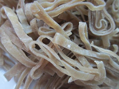 江西广昌手工鱼丝面捶鱼 草鱼肉加红薯粉碾压制作垂鱼赛兴国鱼丝
