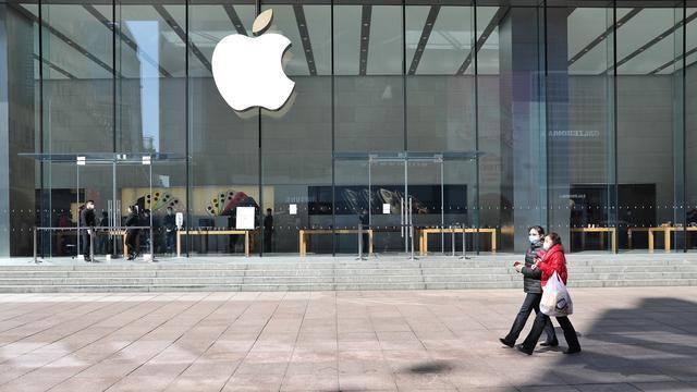 图为位于上海南京路步行街上的苹果零售店.(图片来源:中新社)