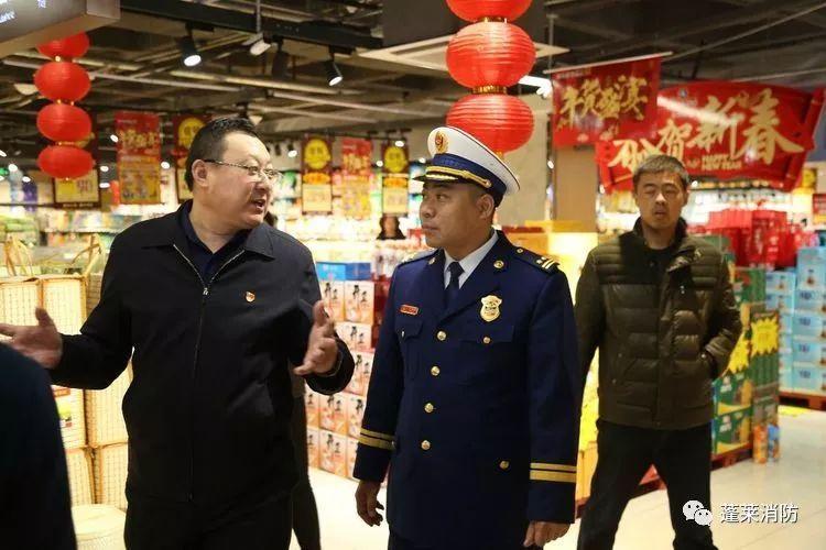 蓬莱市委常委,办公室主任,市政府党组成员崔洪勋带队检查节前商场消防