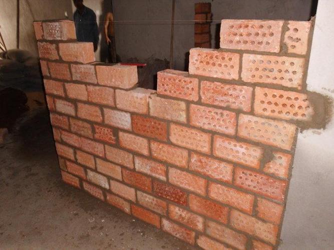 3,砌砖一般采取一顺一丁的方法,如果砌筑的是24墙或者是37墙,还需要