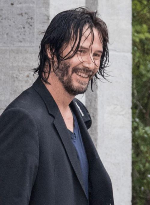 基努里维斯湿发出门满脸胡子长腿瞩目网友纷纷夸赞