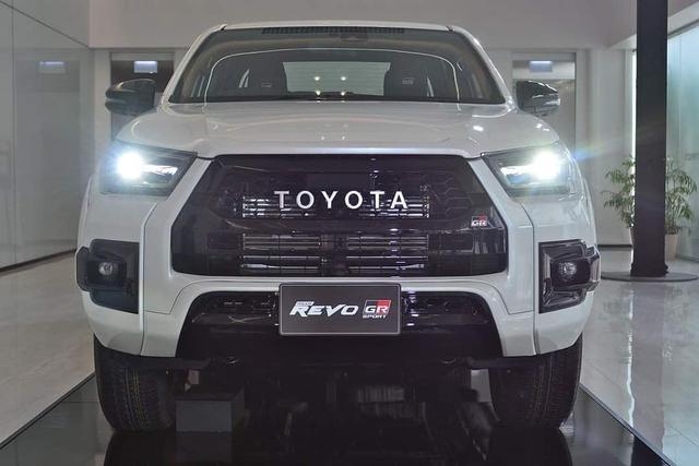 实拍新款丰田海拉克斯gr sport版 造型个性 配全新2.8t引擎 悬挂升级