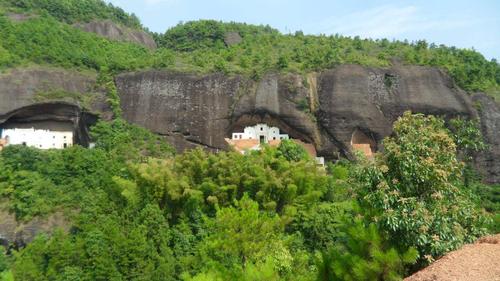  p>冰心洞,位于兴国城东北7公里的长冈乡, a href="#" data-lemmaid="