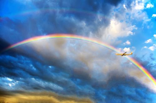  p>彩虹是太阳光发生 i>反射和折射的结果 /i>.