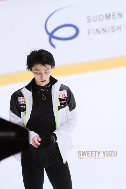 整理手套的御风少年  晚安啦93    羽生结弦超话#yuzuruhanyu