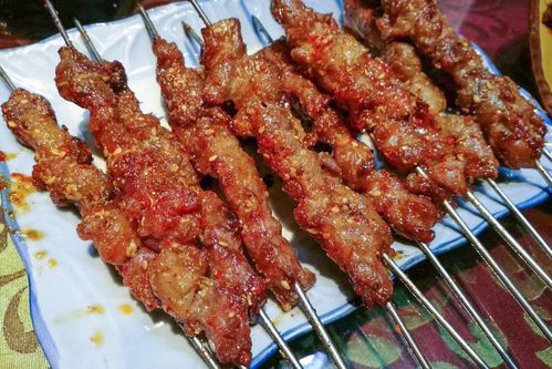 去黑龙江旅游东北朋友请客吃烧烤,7个人8个菜,价格出乎意料