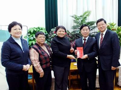 图为邓琳,邓楠,邓榕为广安市灾区捐款