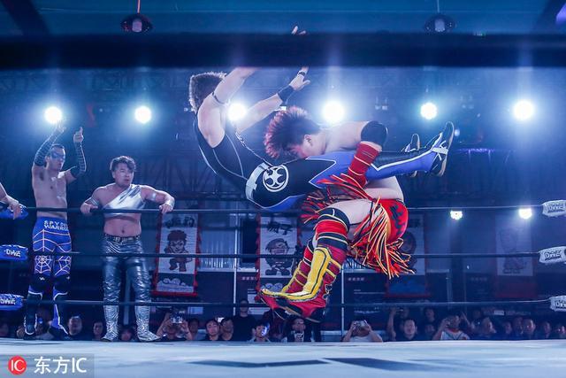 武僧铁头功ko西方拳击 嵩山上演中国版本职业摔角