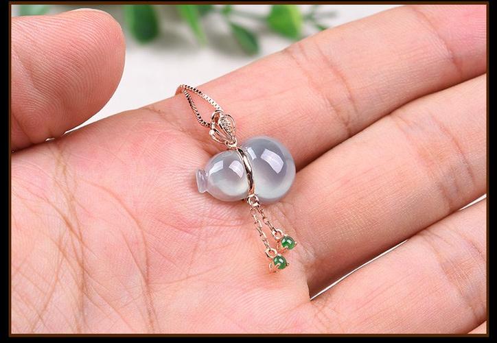 亿珍阁 18k金镶嵌浅绿冰种葫芦翡翠吊坠附证书