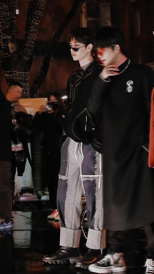 天妈送来陈漫镜头下的天天兄弟大片 拽哥王一博就是人间建模本建模