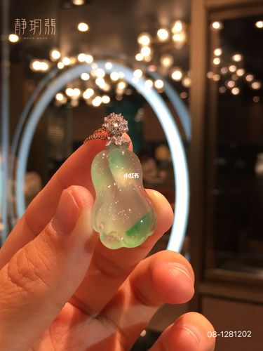 翠色灵动阳艳的翡翠白菜吊坠,寓意百财聚来_吊坠_珠宝