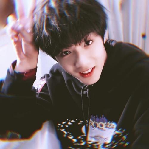 发现刘耀文笑起来好像一只小兔子呀