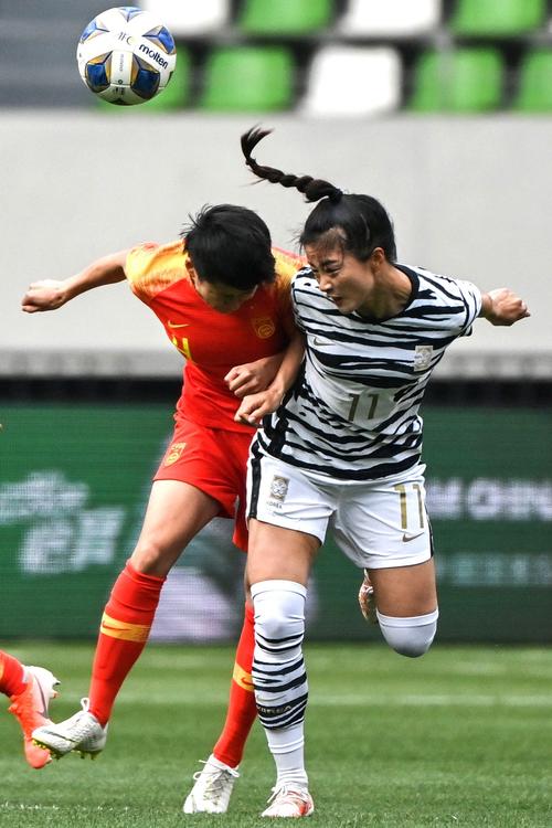 中国女足队员娄嘉惠(左)和韩国队员崔宥莉在比赛中