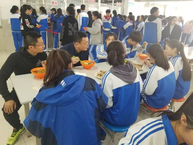 校长喊你吃饭喽——青岛旅游学校领导轮流"陪餐"制度纪实