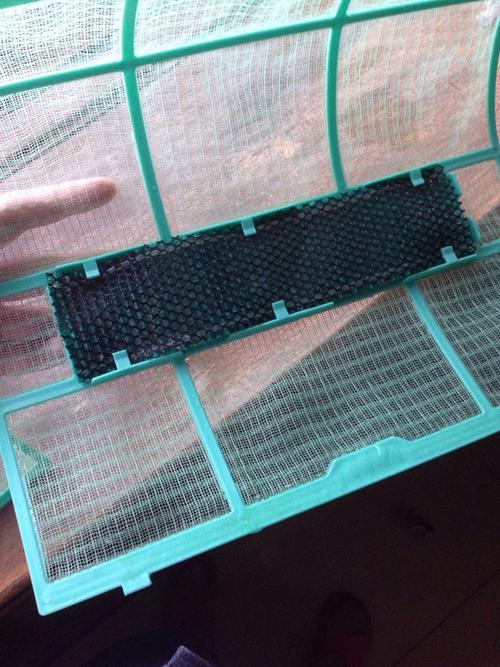 把家里空调过滤网拆下来了,但拆下来后一个中间有有黑色的多层过滤网