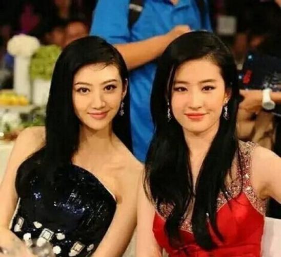 女明星早年同框合照有多绝# 景甜和刘亦菲两大同框鲨手合照真的绝了