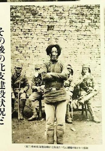 【令人憎恨的照片】1937年淞沪会战期间,侵入上海的日本鬼子,一副