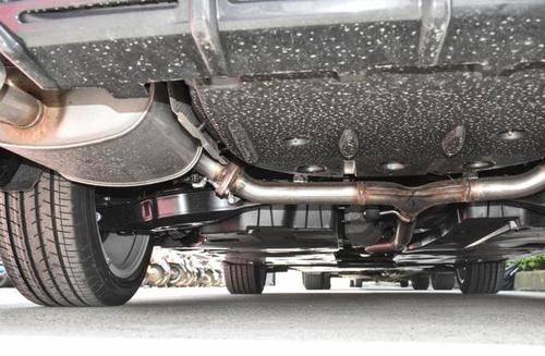 双叉臂式独立悬挂,底盘调校舒适性取向适合家用,乘坐起来悬架比较软