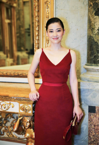 梅婷真敢穿!一袭吊带连衣裙搭配扎发造型,高贵优雅