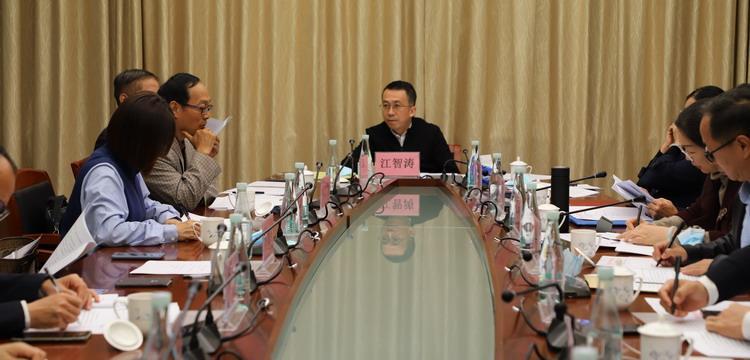 同日,江智涛还主持召开民盟广州市委十七届三次常委会议,学习中共十九
