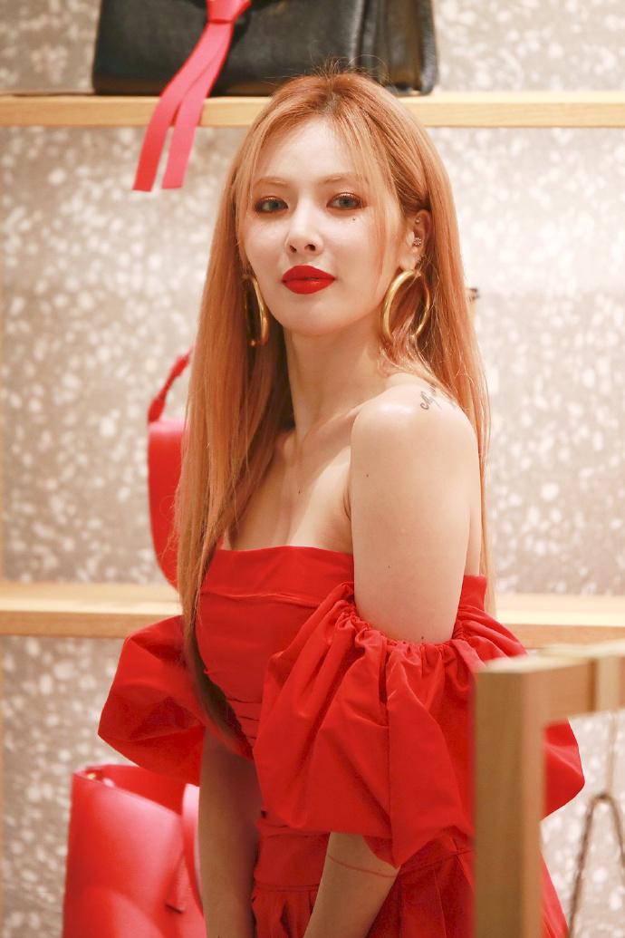 泫雅貌似偏爱浓妆艳抹,一头栗红色的长发搭配烈焰红唇,浑身向外散发