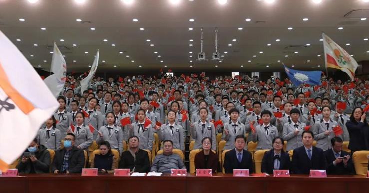 沧州市第十七中学举行扣好人生第一粒扣子礼仪教育暨新制服启用仪式