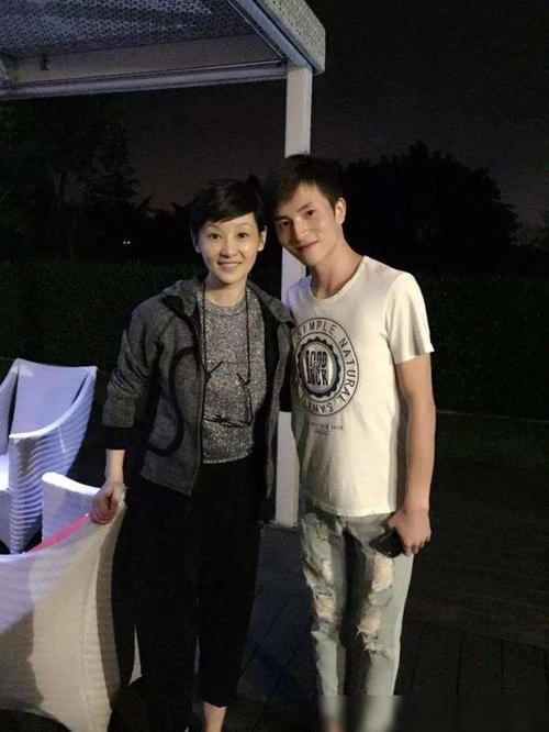 徐帆现身同学聚会,素颜干瘪苍老,53岁状态像普通老人一样真实!